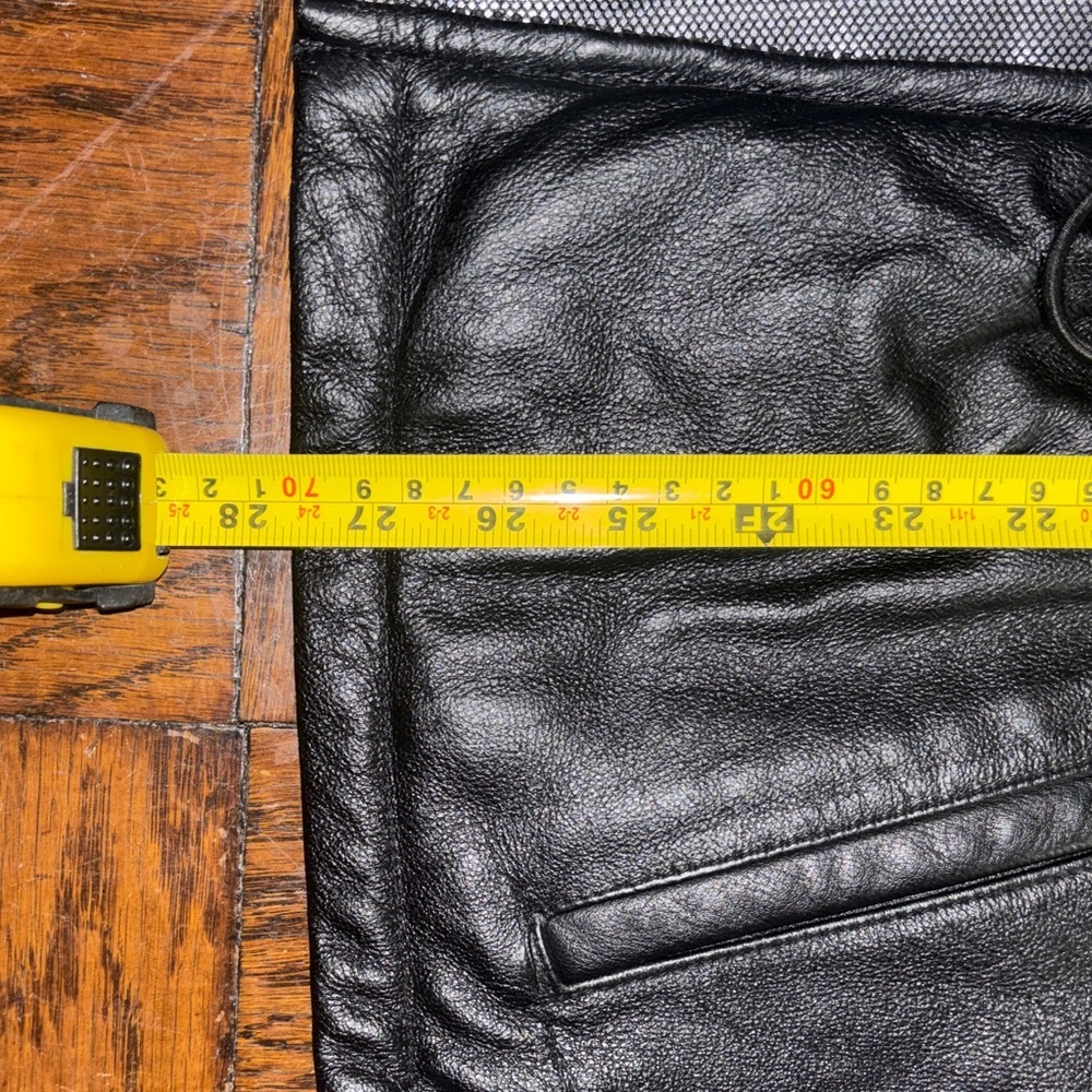 Vintage Wilson’s leather jacket with cute detailing and timeless look - Picture 11 of 14